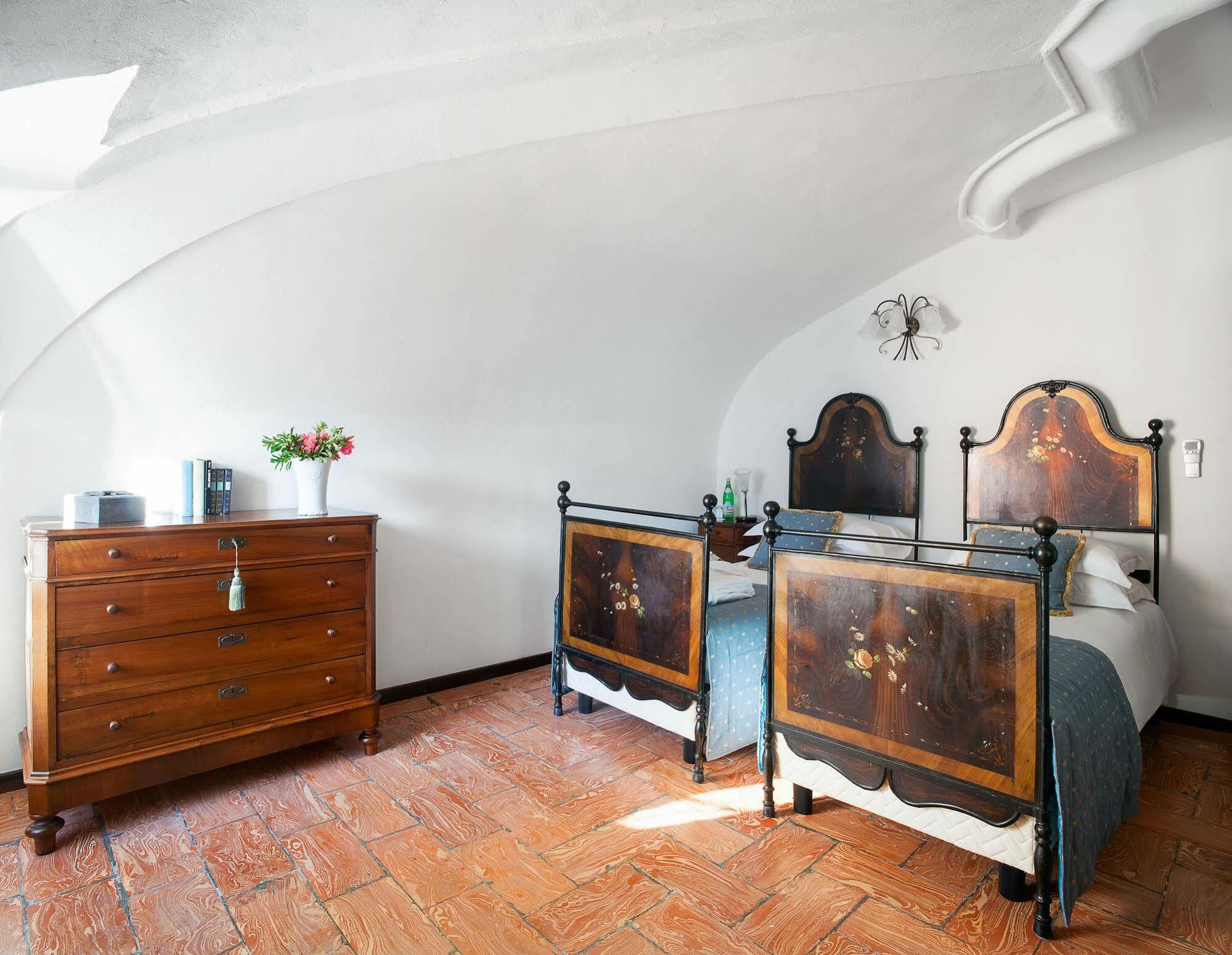 Palazzo Del Vicere Aparthotel Lezzeno Bagian luar foto
