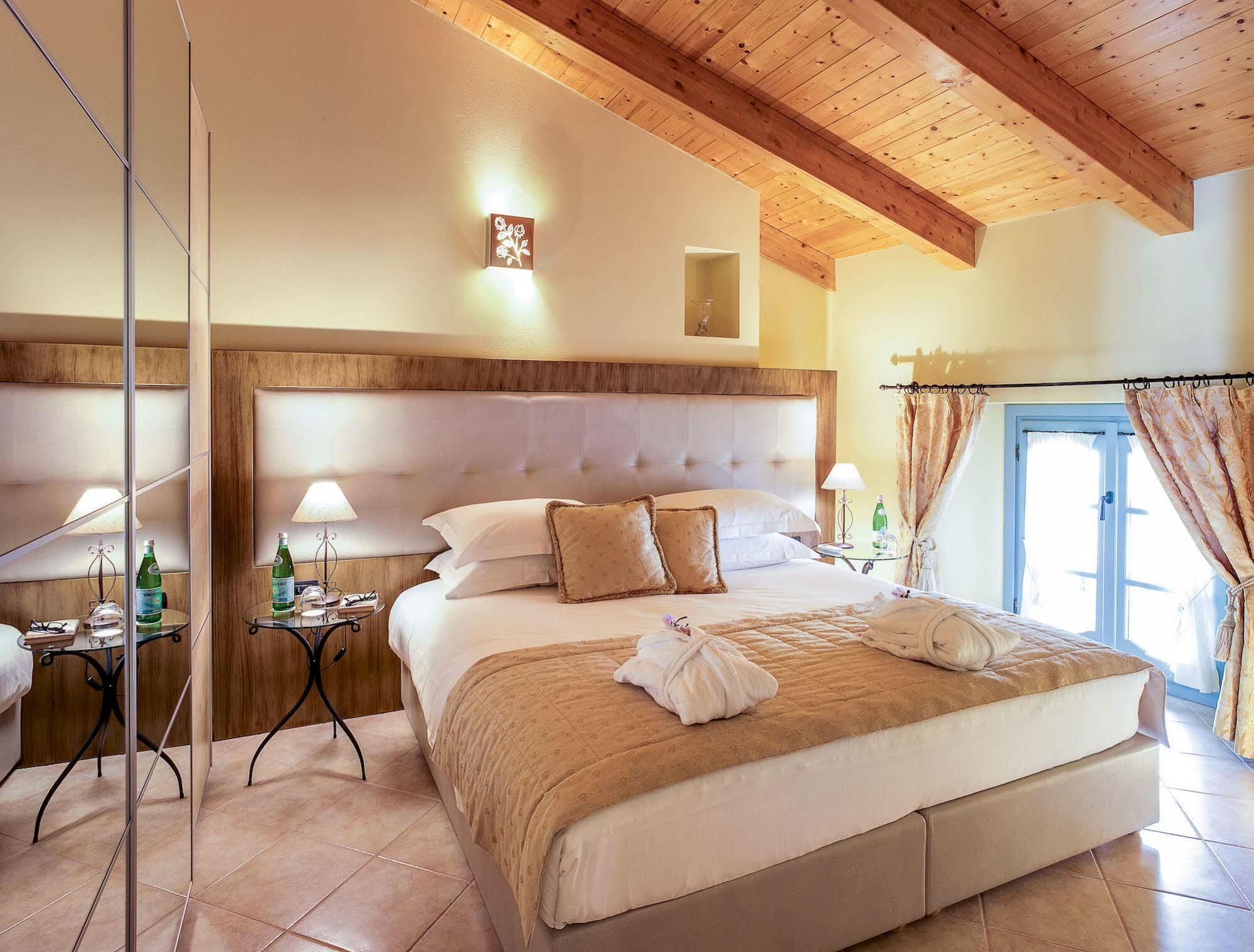 Palazzo Del Vicere Aparthotel Lezzeno Bagian luar foto